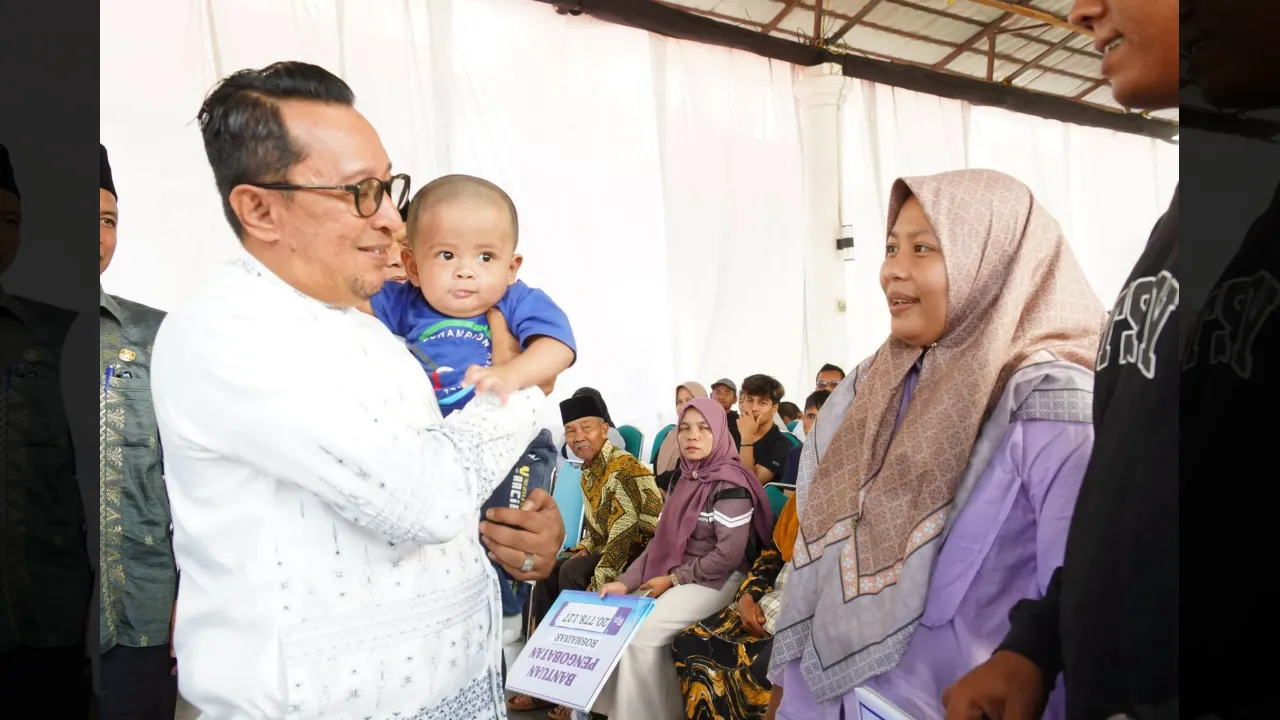 Bupati Eka Putra gendong anak pasien rumah sakit yang terima bantuan