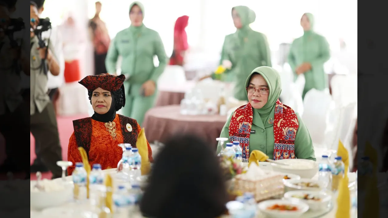 Suasana jamuan ramah tamah Walikota Solok dengan Danrem 032/Wirabraja didampingi istri