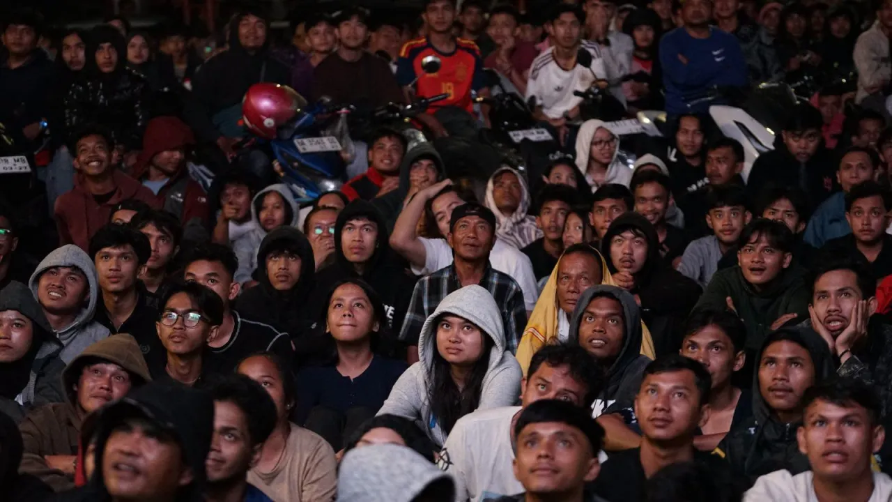 Pecandu bola padati simpang tugu Adipura Payakumbuh
