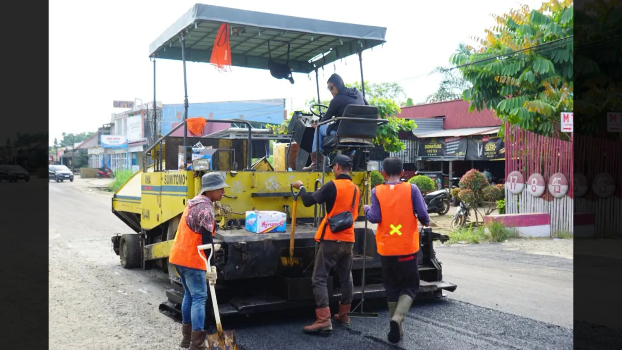 Pekerja tengah melakukan pengaspalan
