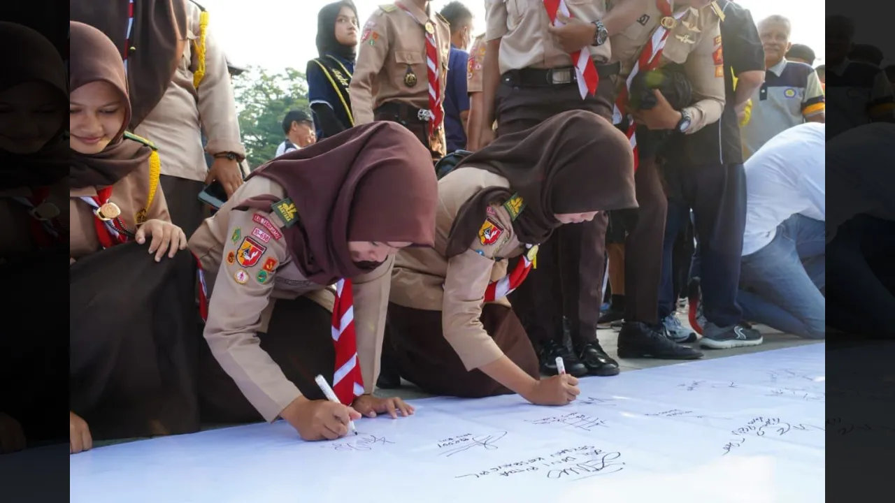 Para pelajar ikut serta dalam deklarasi