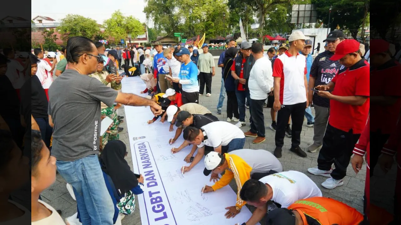 Suasana tolak LGBT dengan tandatangan deklarasi