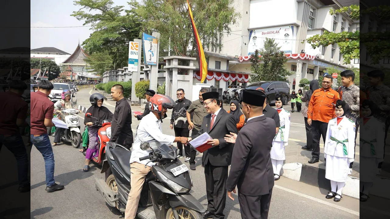 Jelang HUT RI ke 81, Walikota Payakumbuh bagikan Bendera Merah Putih