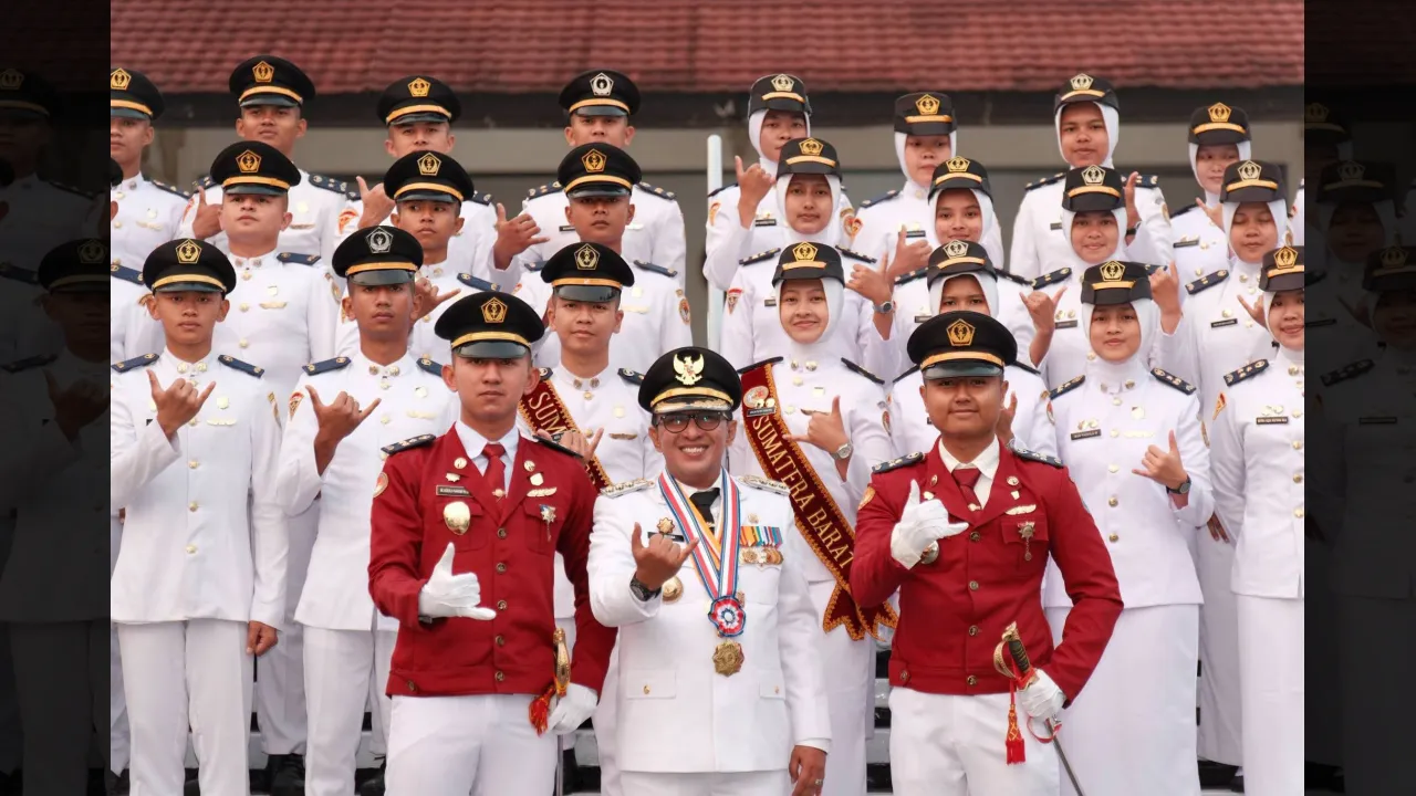 Bupati Tanah Datar Eka Putra bersama dengan mahasiswa IPDN Jatinangor