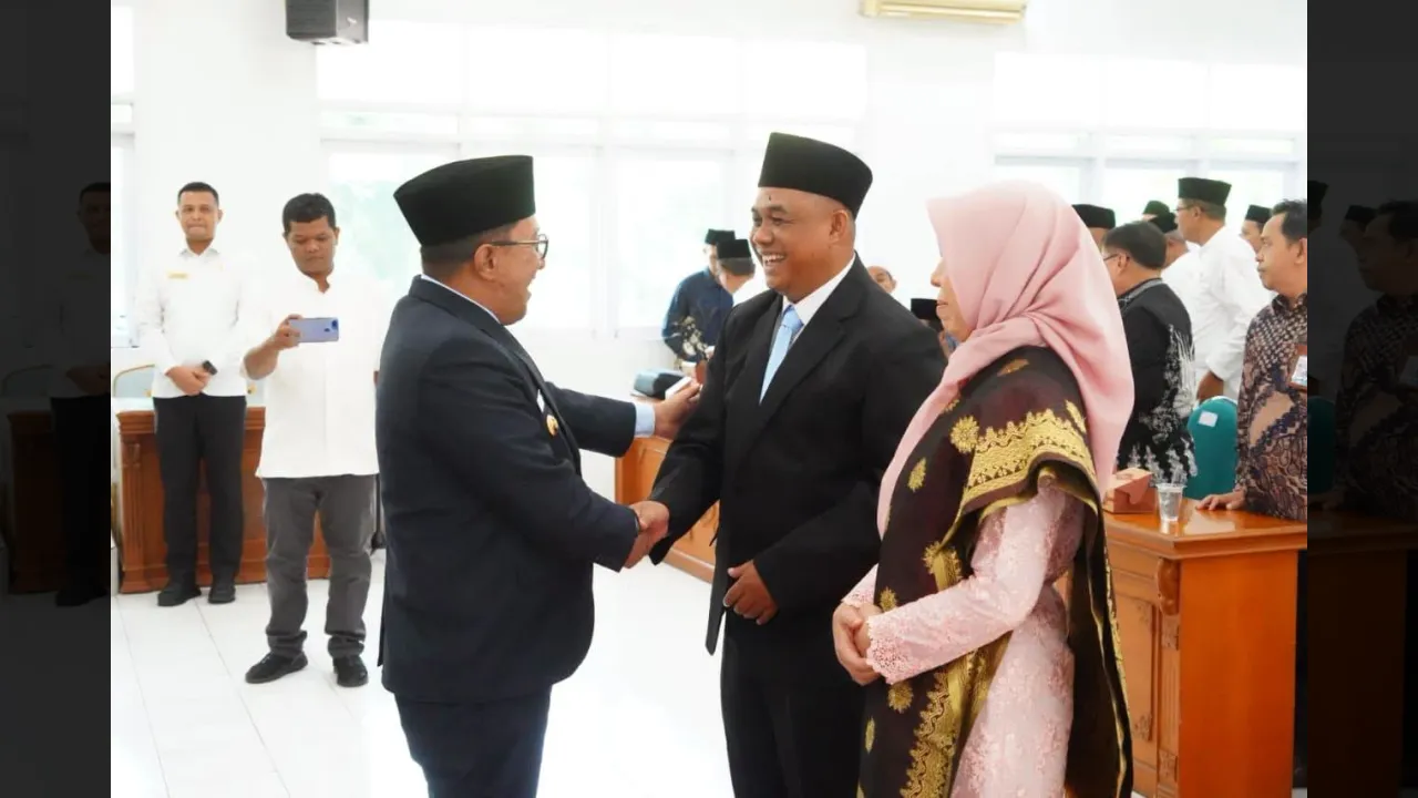 Dr. Inoki Ulma Tiara, S.Sos, M.Pd  terima ucapan selamat dari Bupati eka Putra
