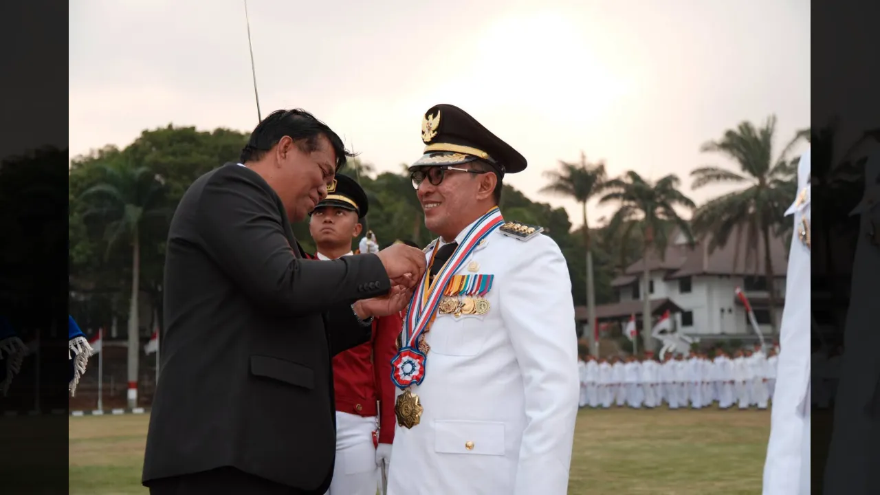 Bupati Eka Putra disematkan penghargaan Kartika Pamong Praja  Muda oleh Rektor IPDN Jatinangor