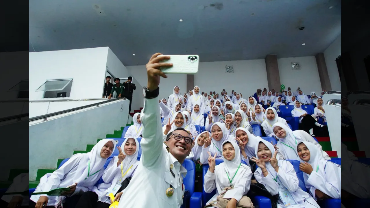Bupati Eka Putra foto bersama Maba UIN Mahmud Yunus