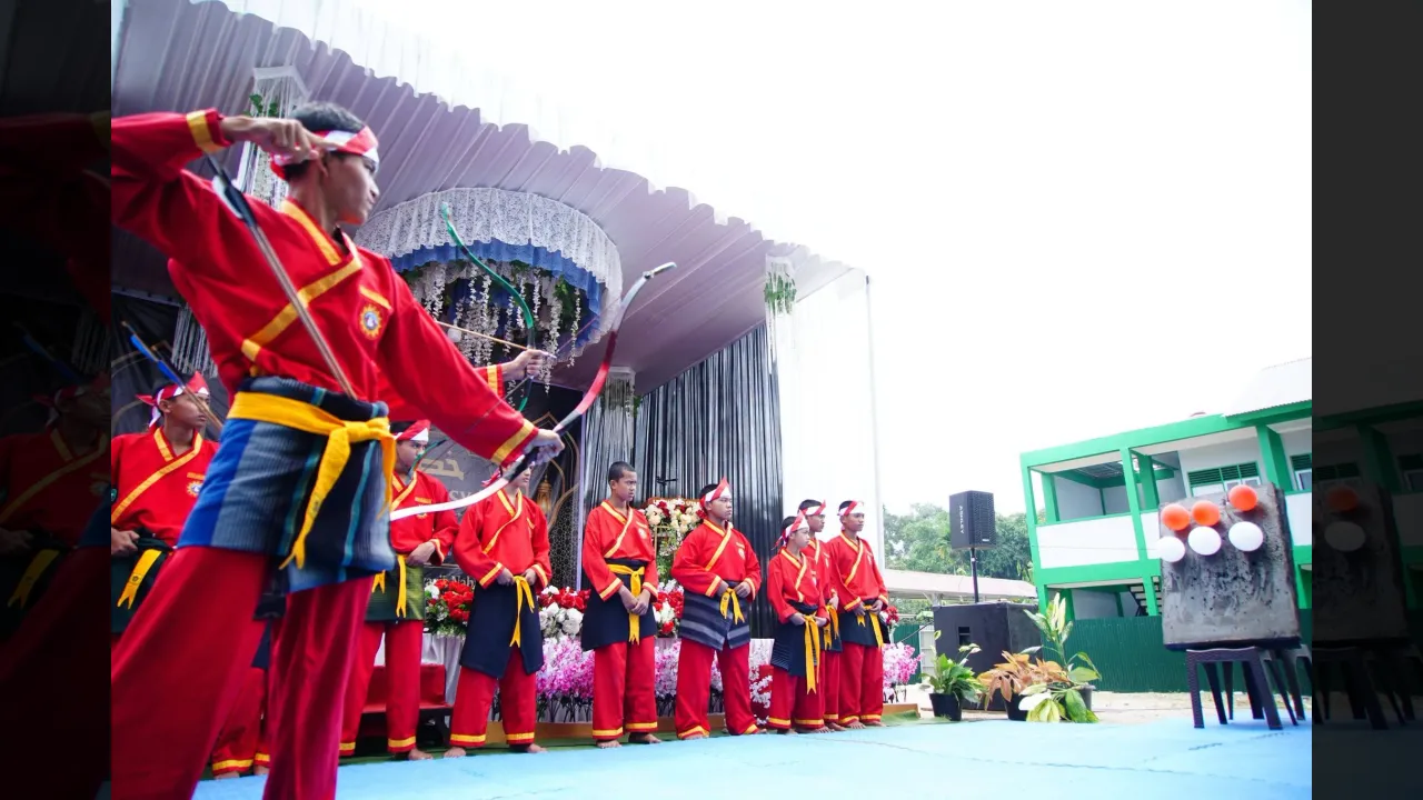 Para santri Ponpes Bina Pewaris Nabi nagari Balai Tangah peragakab ketrampilan memanah