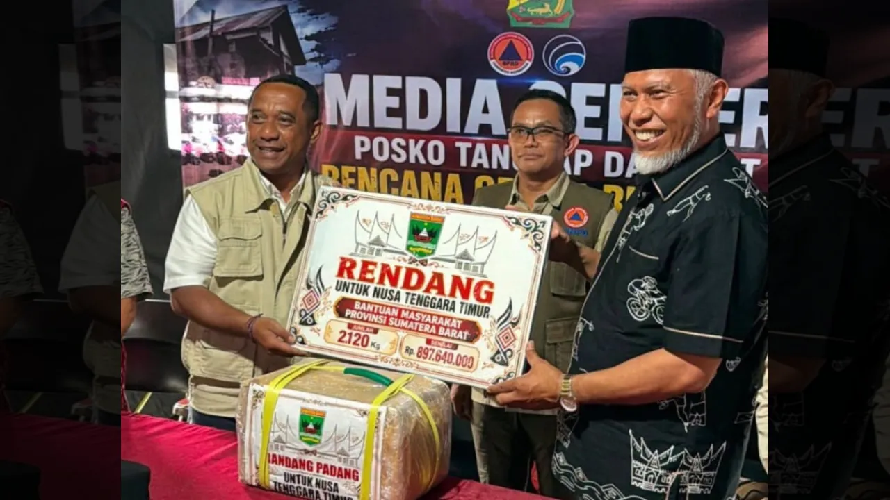 Gubernur Mahyeldi Ansharullah datang ke Labuhan Bajo, NTT,  mengantarkan bantuan pangan berupa rendang, Selasa (25/8/2026).