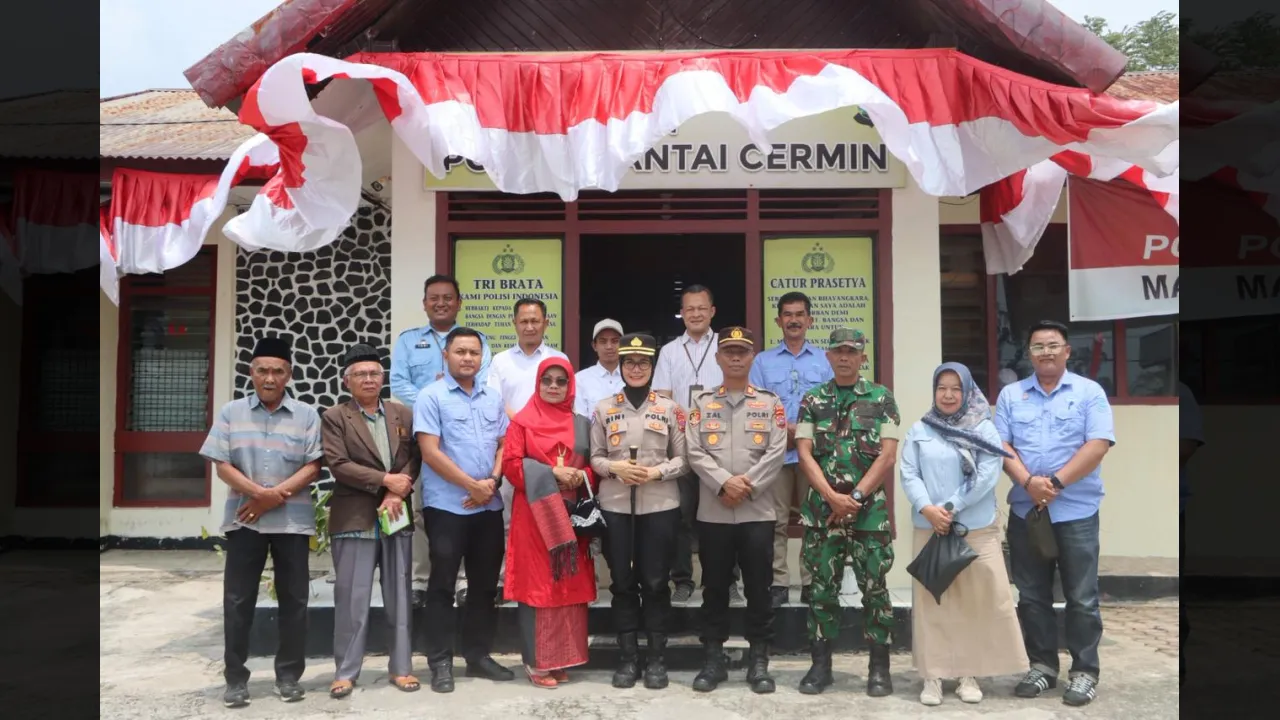 Kapolres Solok bersama Kapolsek dan pemuka masyarakat Pantai Cermin