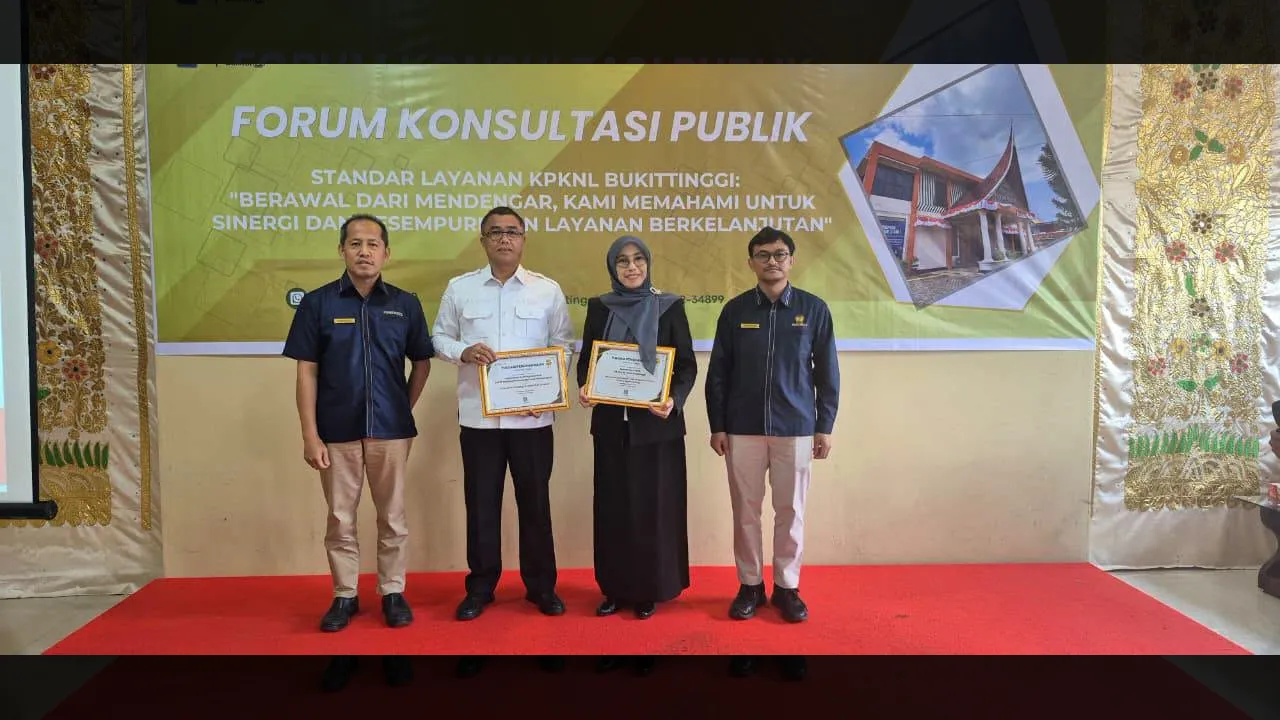 Sekda Kota Payakubmuh Rida Ananda terima penghargaan