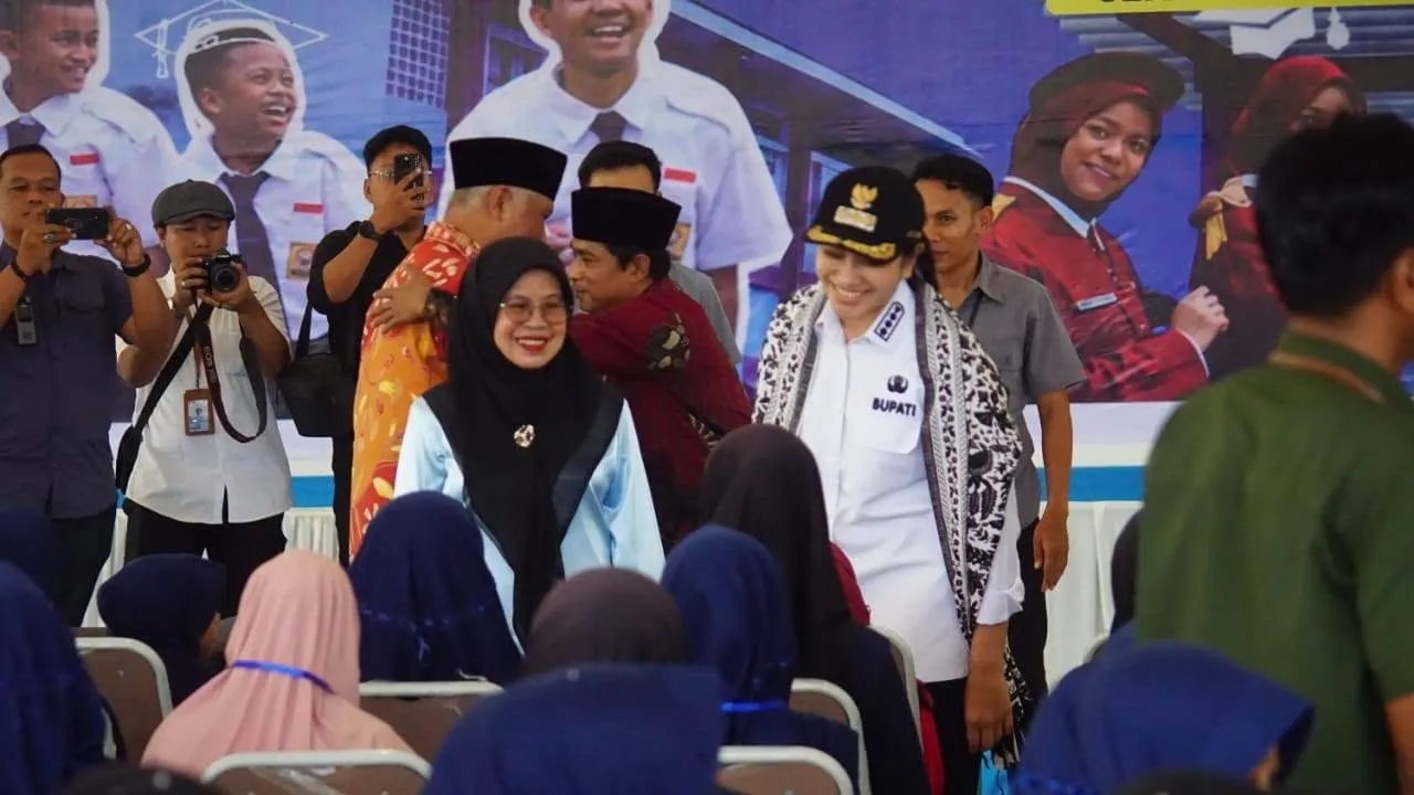 Tatapan haru biru Bupati Annisa melihat aura ceria siswa SRT 3 Dharmasraya
