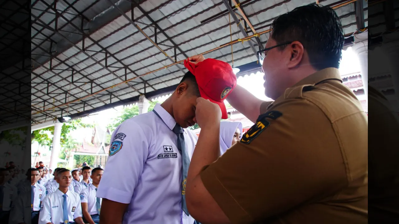 Pembukaan Diklat Paskibraka ditandai dengan pemasangan topi oleh Wabup Tanah Datar