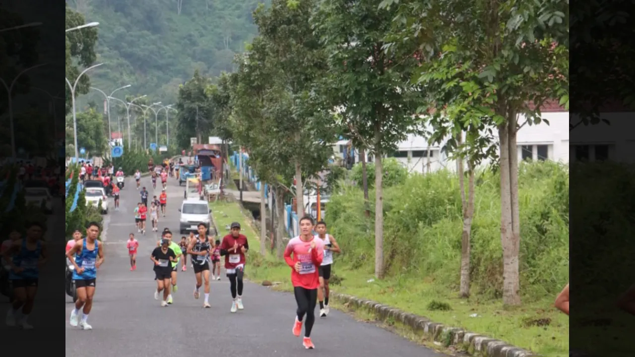 Para pelari berpacu menjadi yang tercepat di rute kawasan Kota Arosuka