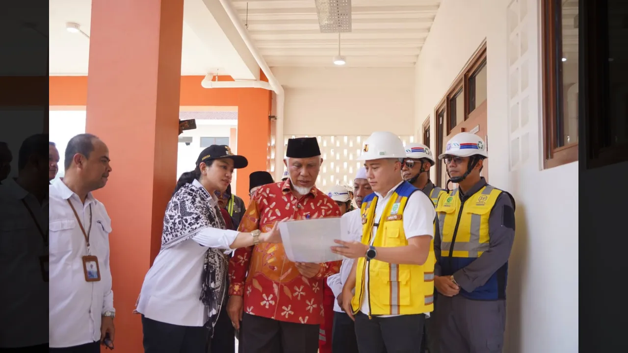 Bupati Annisa dan Gubernus Sumbar Mahyeldi perhatikan denah lokasi SRT 3 Dharmasraya