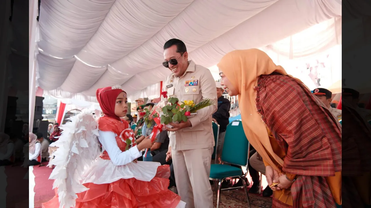 Bupati Eka Putra dan Ny Lise disambangi peserta pawai