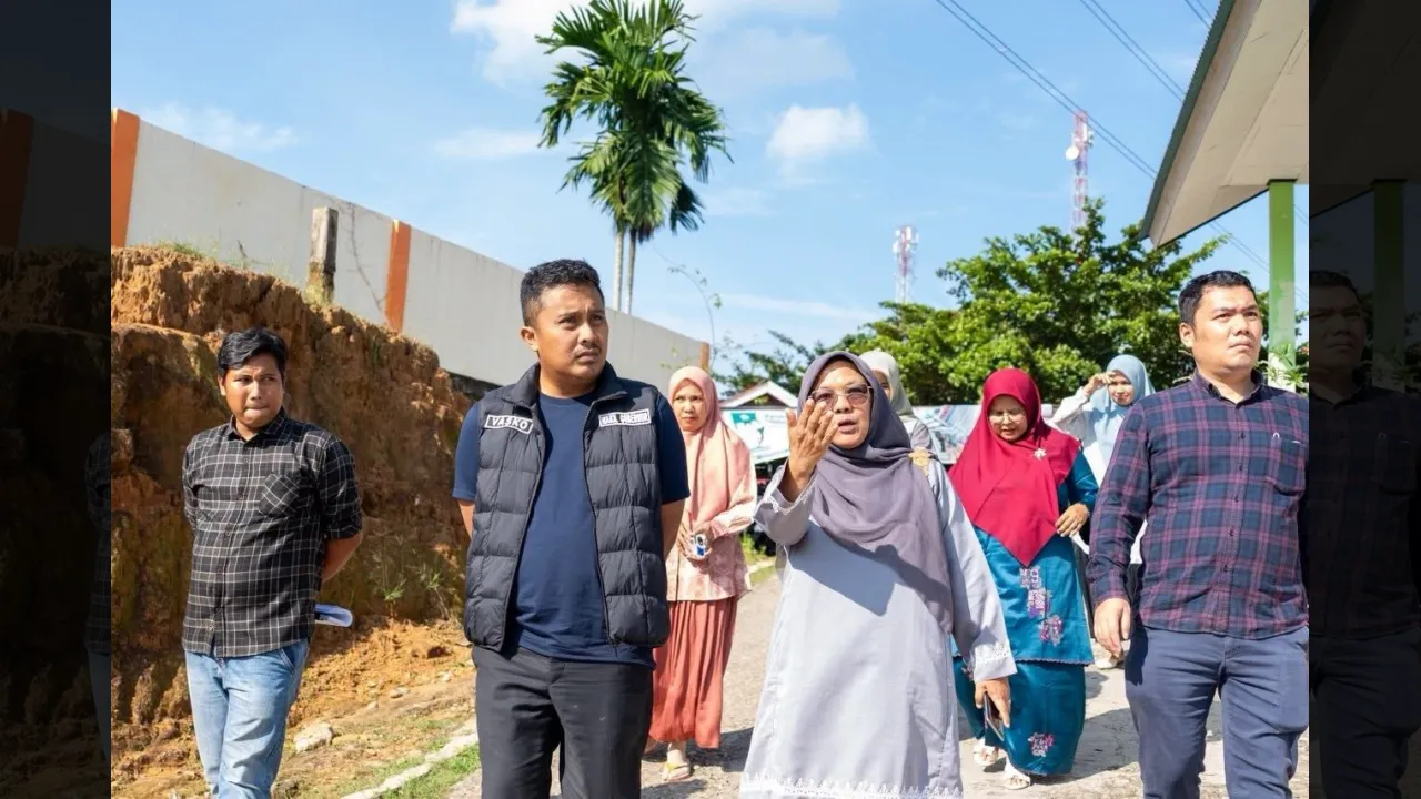 Wagub Vasko meninjau salah satu sekolah yang tengah dilakukan revitalisasi