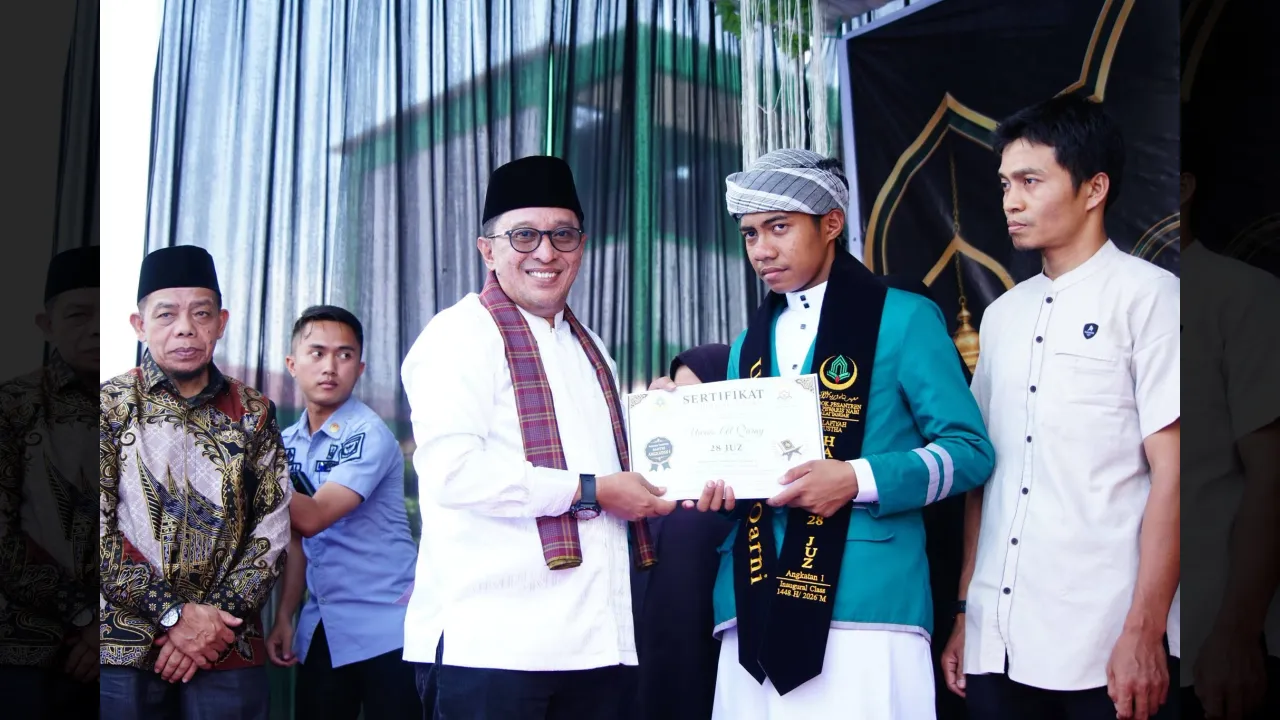 Bupati Eka Putra serahkan sertifikat kepada santri penghafal qur'an 30 Jus