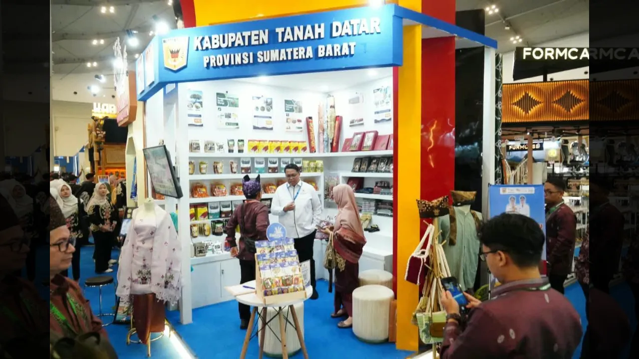 Wabup Ahmda Fadly ketika berada di stand pameran Kabupaten Tanah Datar