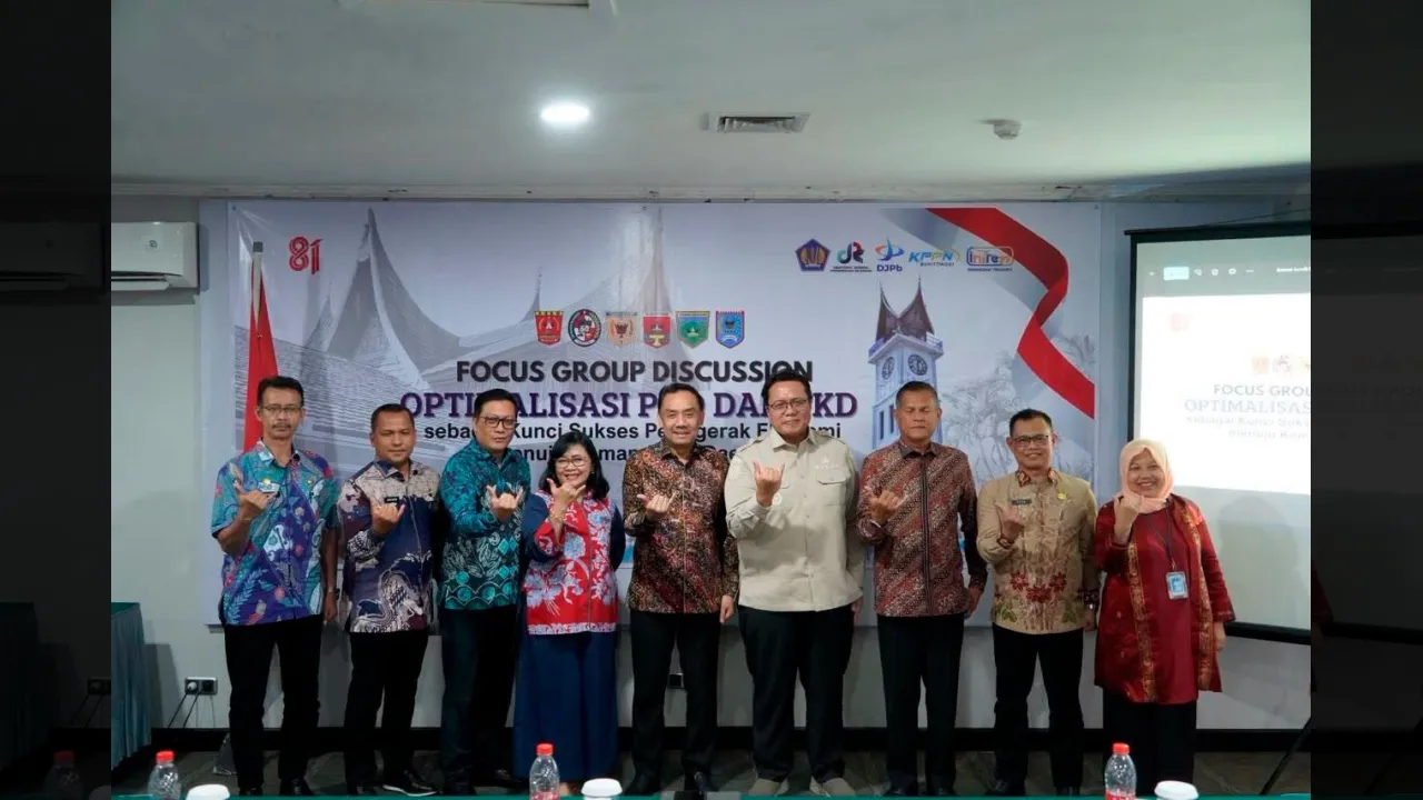 Tercepat penyaluran dana desa di Sumbar, Wabup Ahmad Fadly terima penghargaan