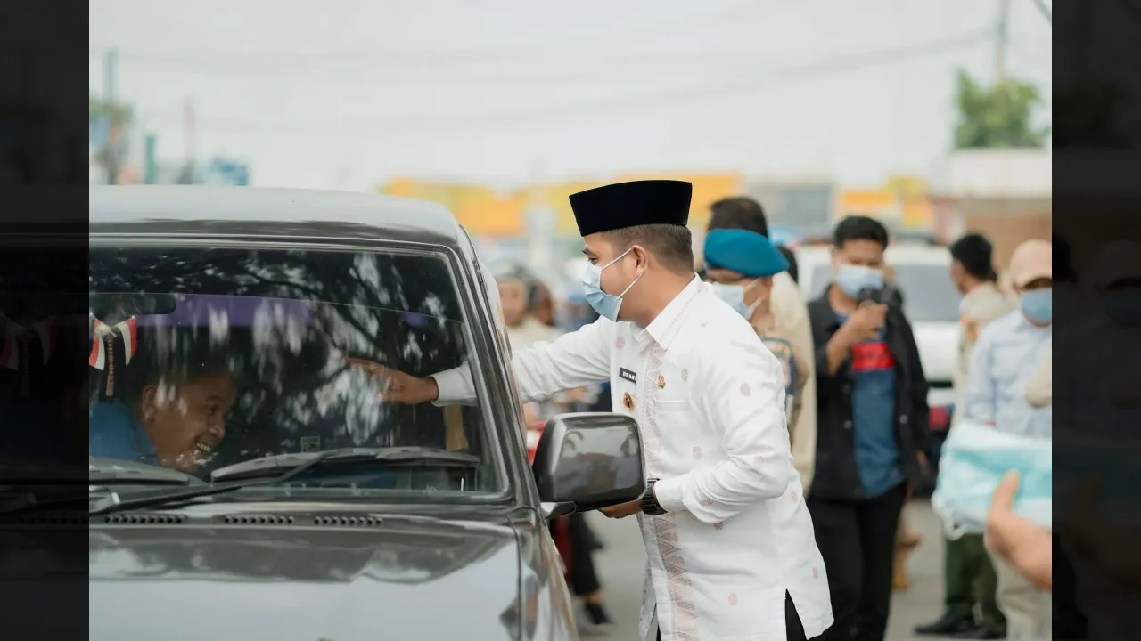 Walikota Solok bagikan masker kepada pengendara