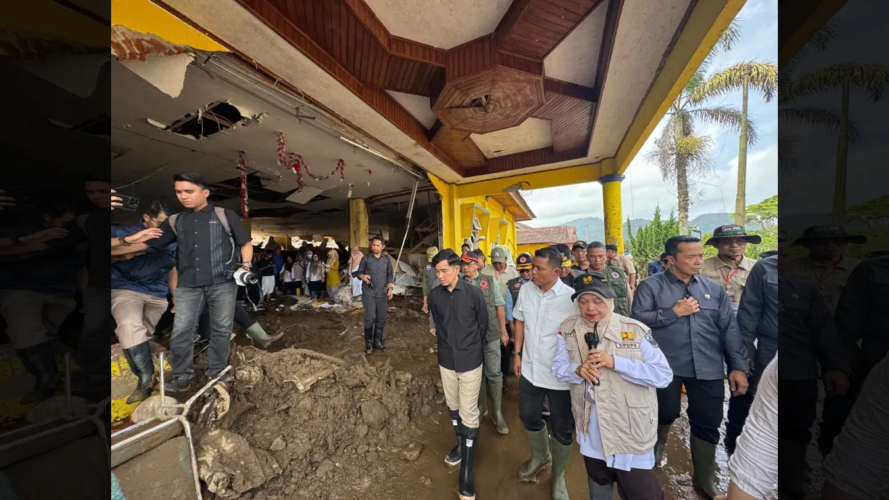 Wapres Gibran meninjau bangunan kantor yang diterjang Banjir Bandang Arosuka