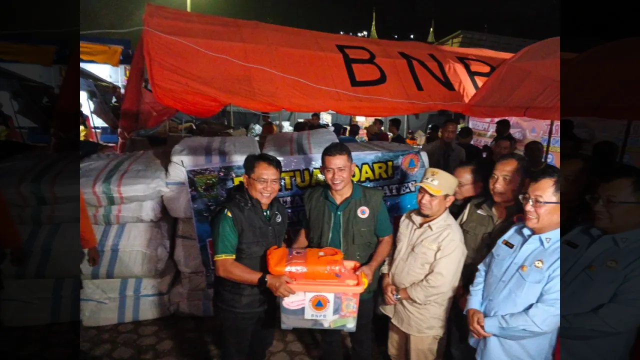 Bupati Padang Pariaman John Kenedy Azis serahkan bantuan