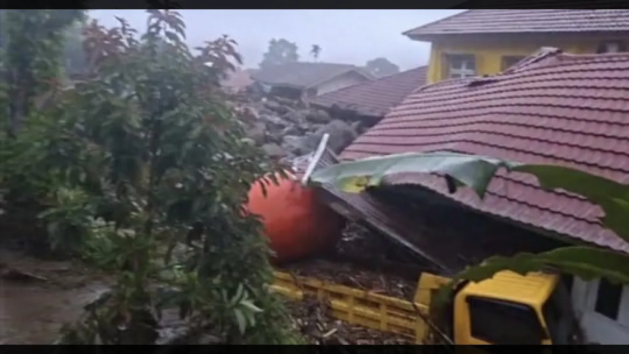 Kondisi gedung kantor PU PR di hantam galodo
