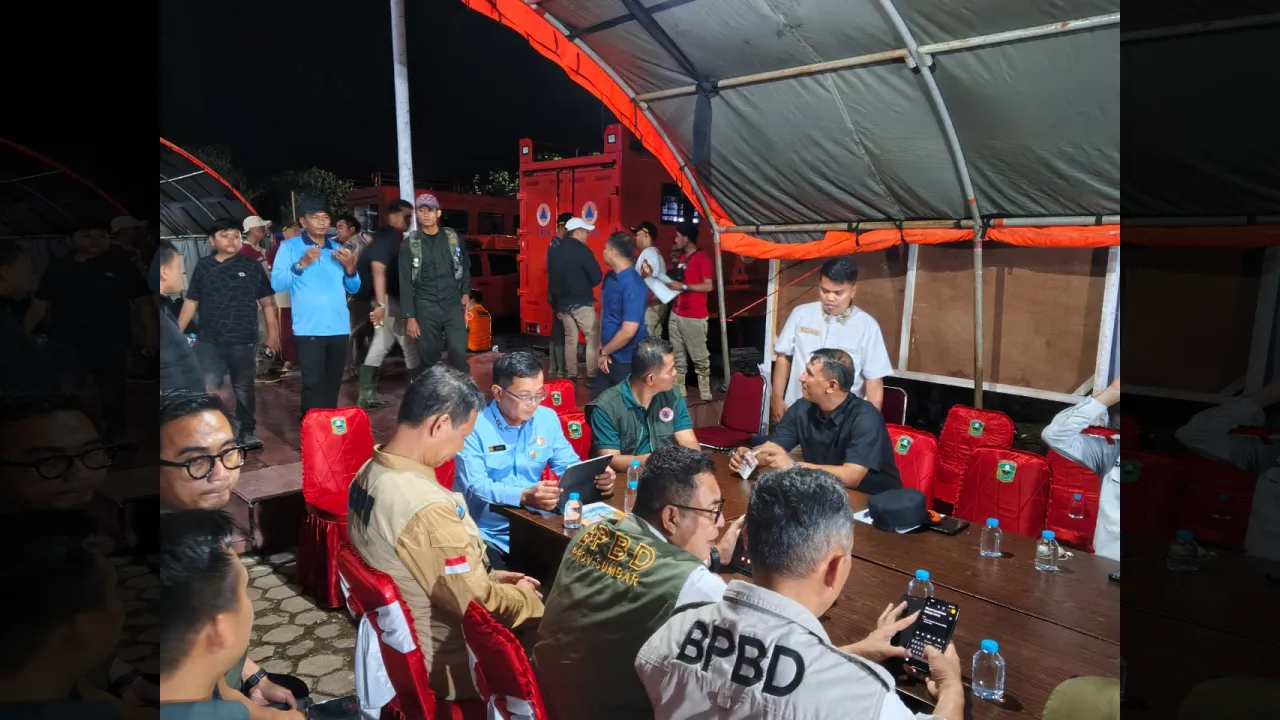 Sestama BNPB bahas pendanagnan dampak bencana Galodo Arosuka dengan Bupati Solok di Posko Utama