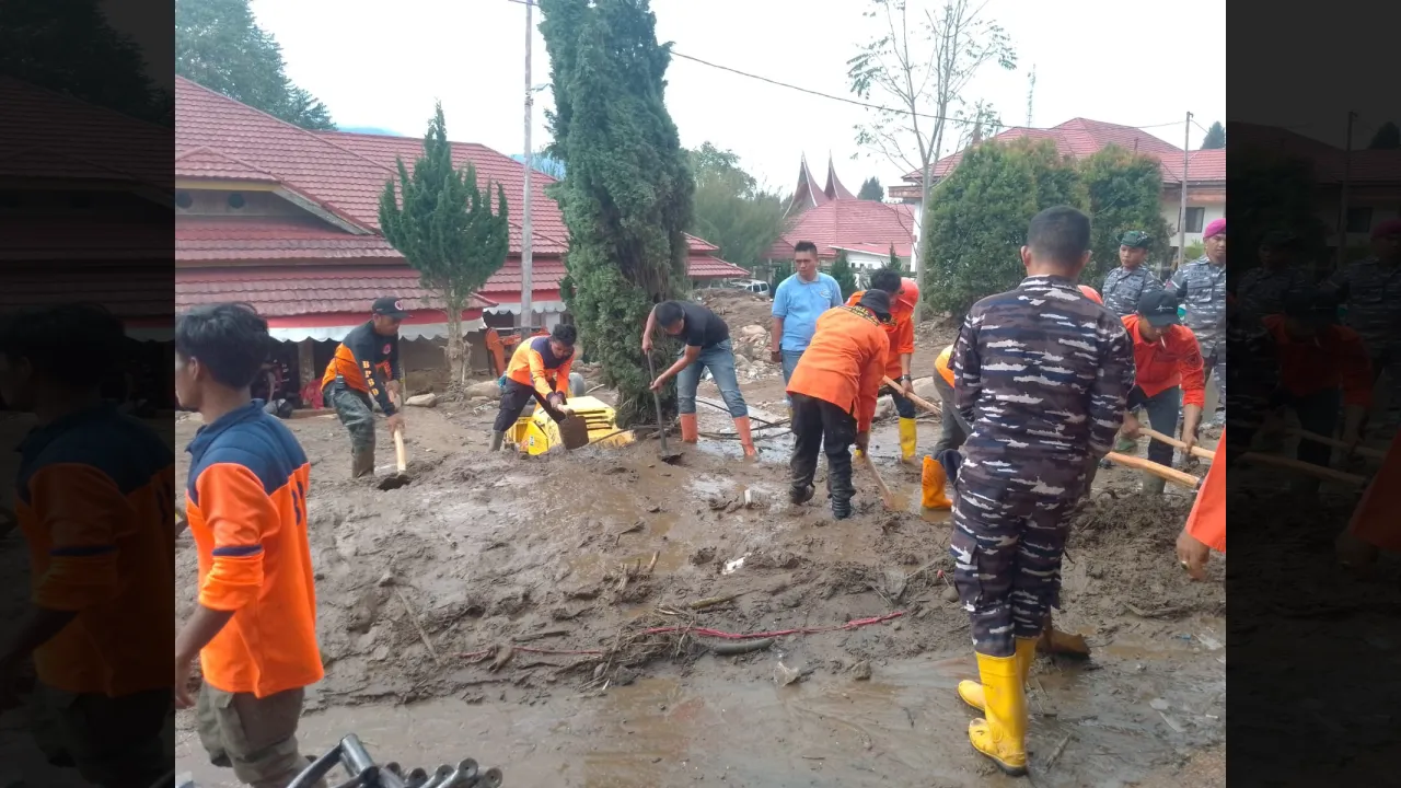 Para relawan Tanah Datar berji baku memberishkan puing bekas Galodo Arosuka