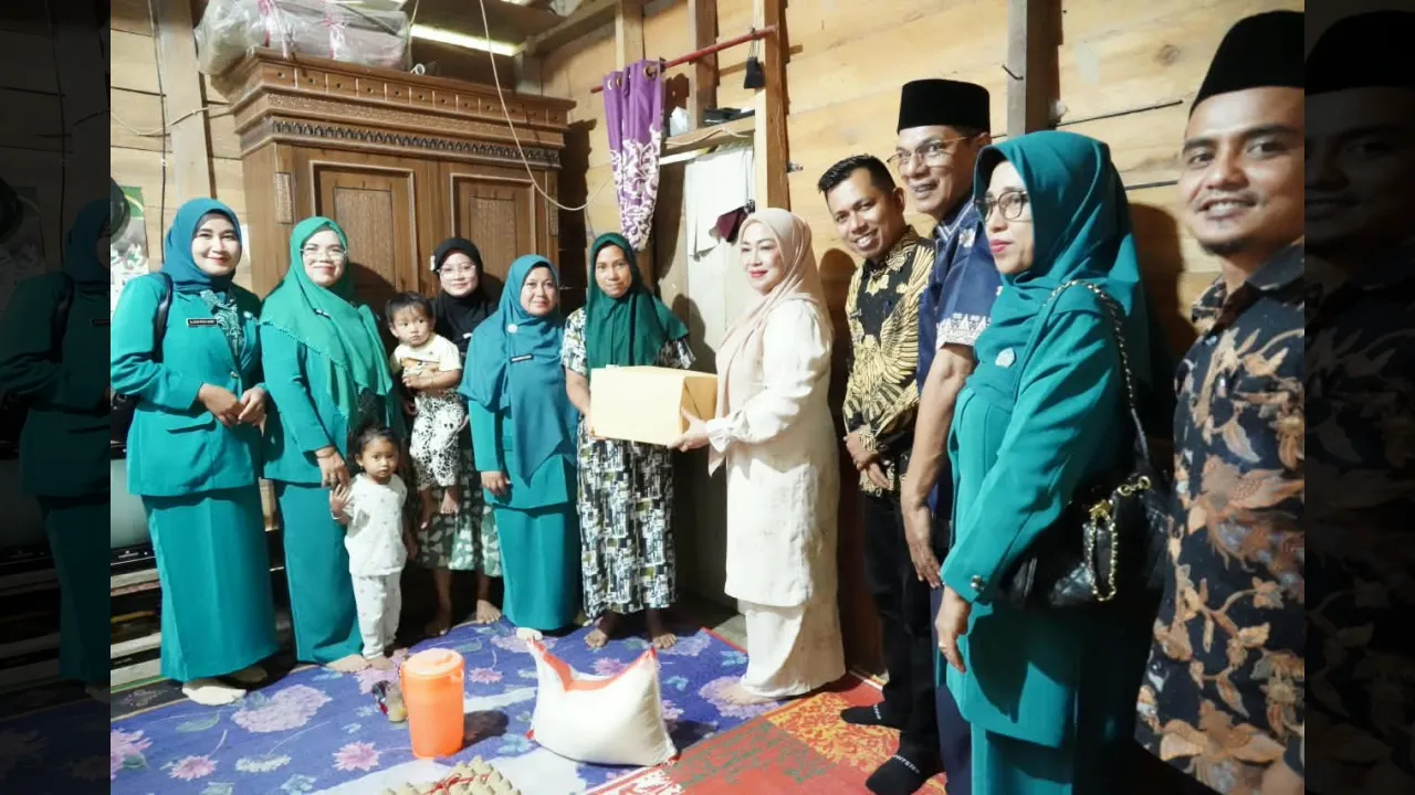 Keluarga rawan stunting terima bantuan dari Ketua TP PKK Tanah Datar