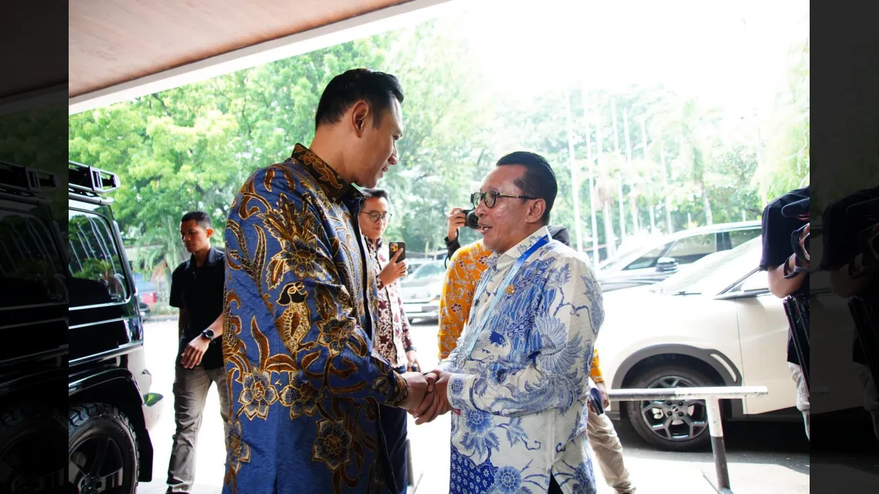 Bupati Eka Putra disalami Menko AHY