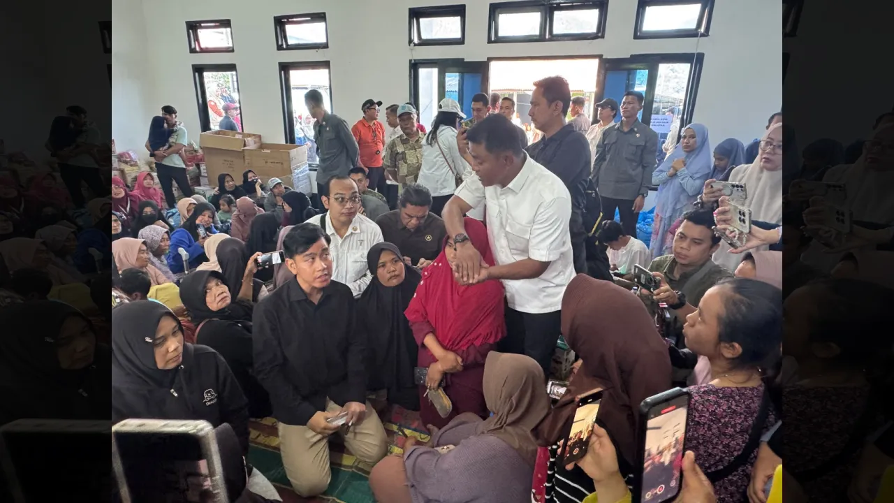 Wabres Gibran di posko pengungsian warga terdampak Galodo Arosuka