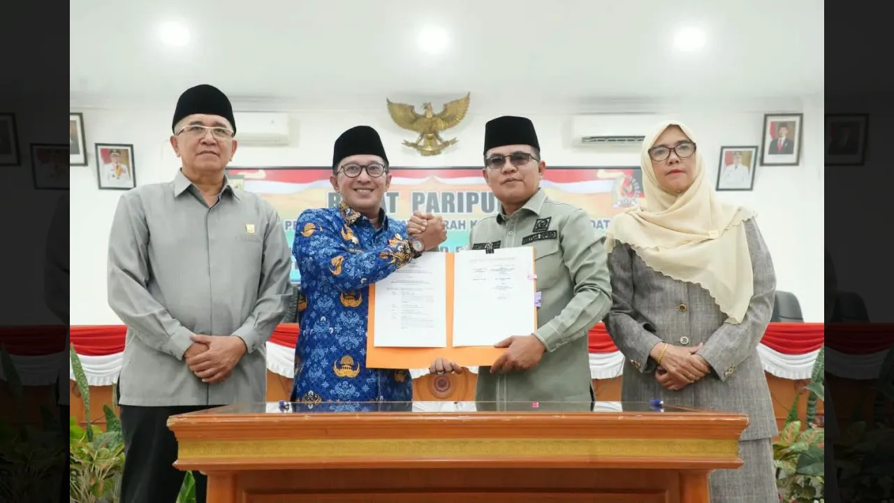 Bupati Eka Putra dan Ketua DPRD Anton Yondra perlihatkan naskah APBD perubahan 2026 yang disepakati