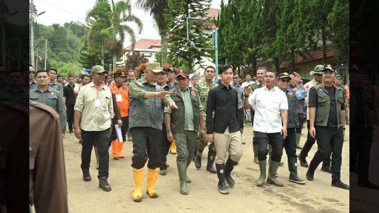 Wapres Girbran didampingi Gubernur Mahyeldi dan Bupati Solok mengitari puing puing bekas Galodo Asrosuka