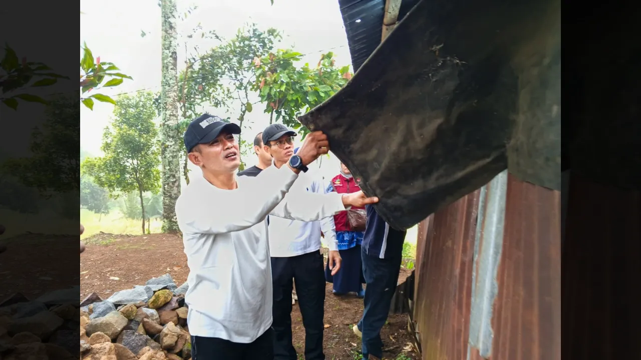 Bupati Jon Firman Pandu lakukan goro runtuhkan rumah lama zahira