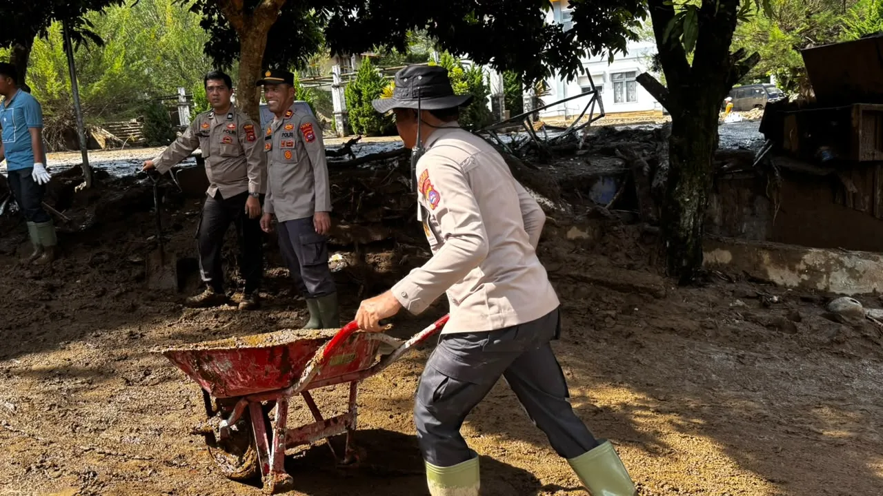 Personel Polri mengangkut lumpur sisa kiriman Galodo di Arosuka