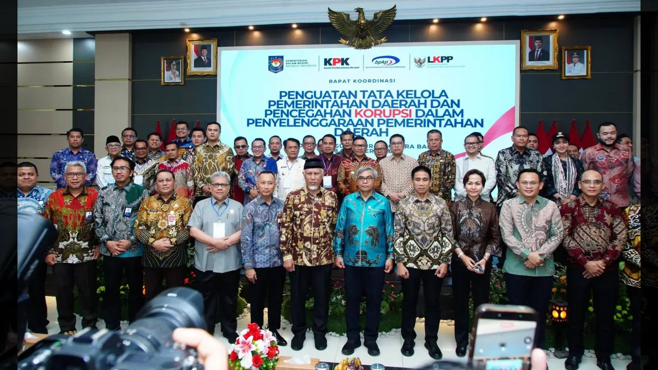 Bupati Eka  Putra foro bersama di di Auditorium Gubernuran Sumatera Barat, Kamis (8/10/2026).