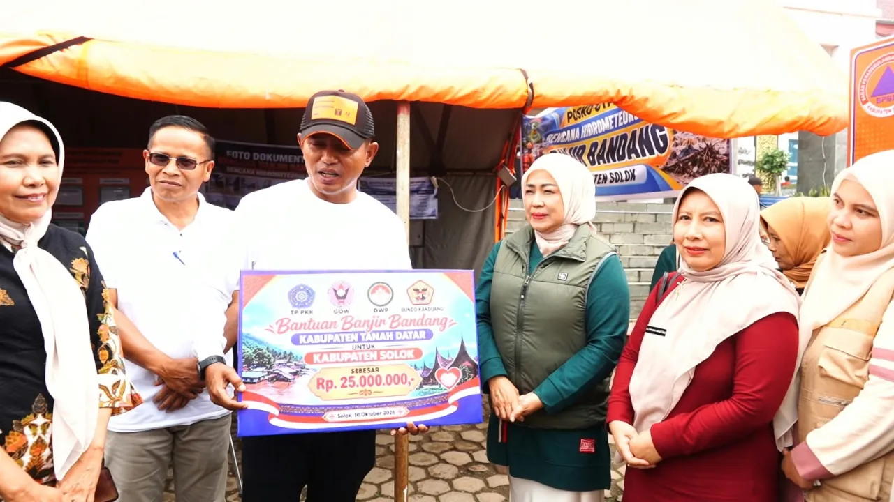 Batuan diserahkan Netua TPPKK Tanah Datar diterima langsung butpati Solok Jon Firman Pandu