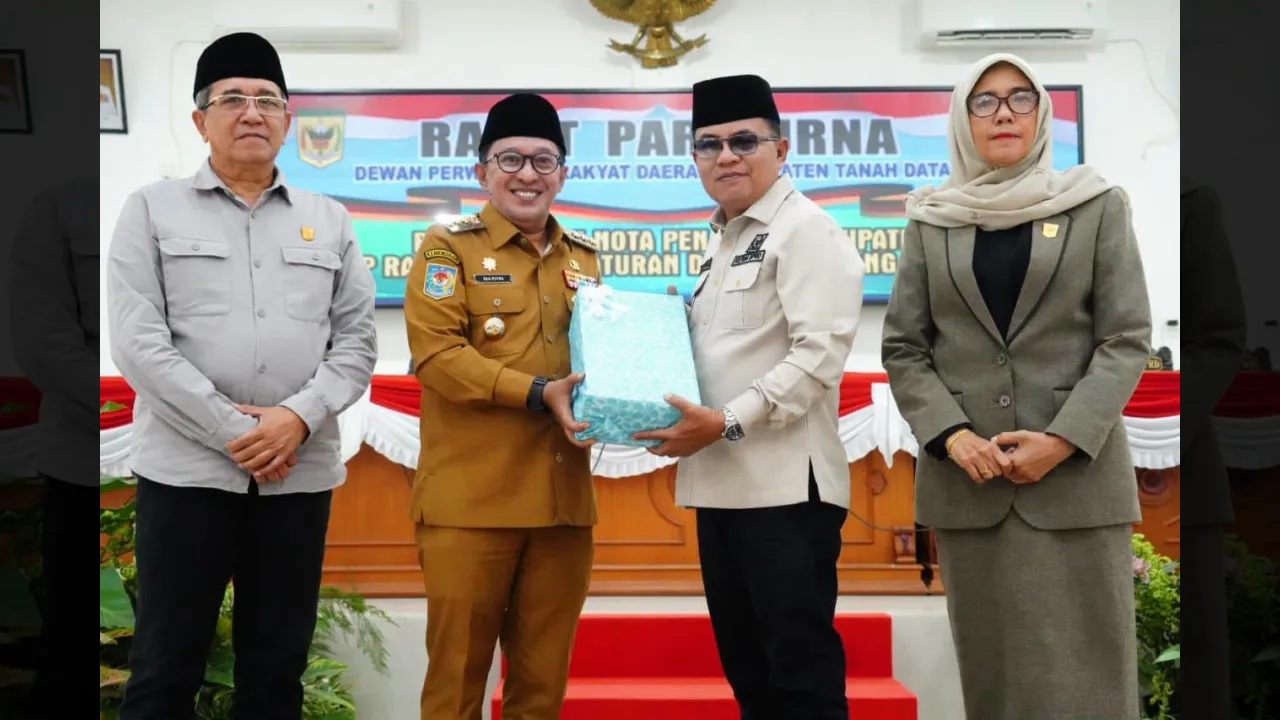 Bupati Eka Putra serahkan ranper da2027 kepada ketua DPRD Tanah Datar