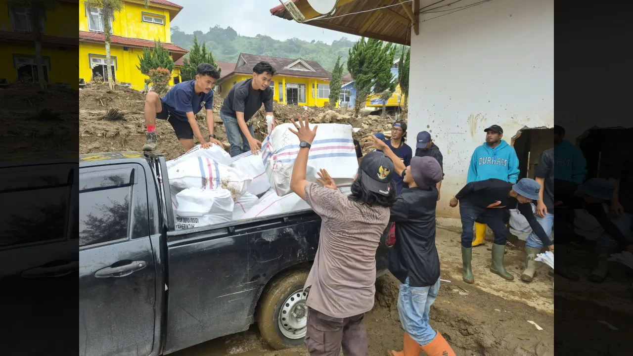 Gotong royong memindahkan arsip pemerintahan