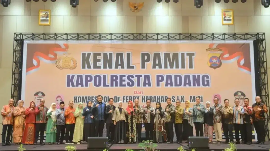Serah Terima Kapolresta Padang Penghargaan untuk Ferry Harahap, Harapan Baru Bersama Apri Wibowo
