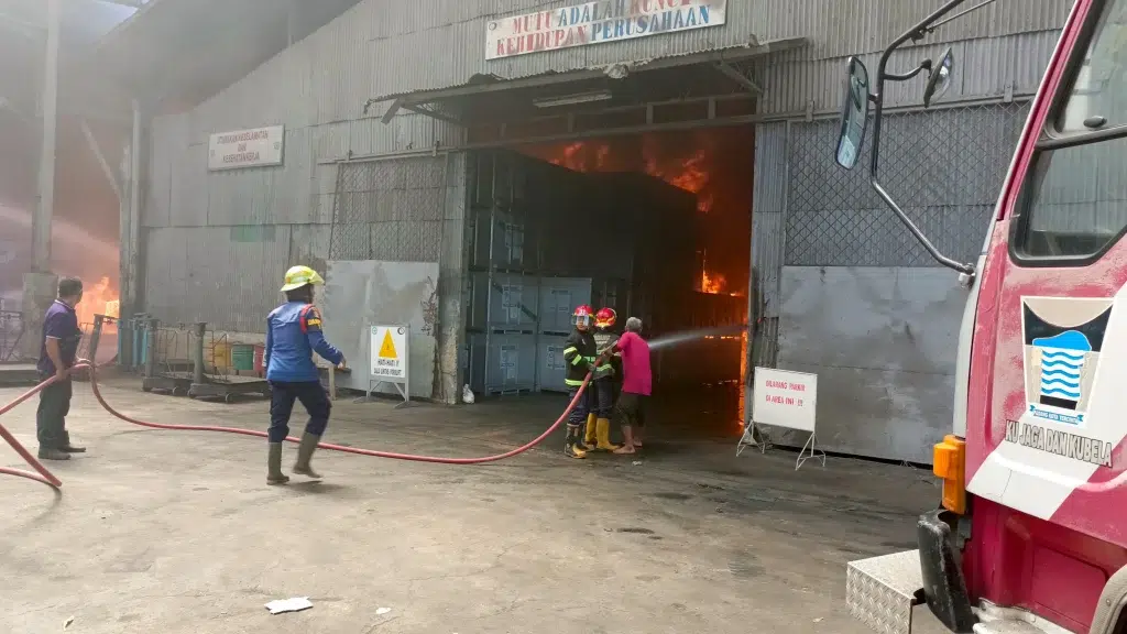 Pabrik Karet di Teluk Luas Terbakar Hebat, Petugas Damkar Masih Berjuang Padamkan Api
